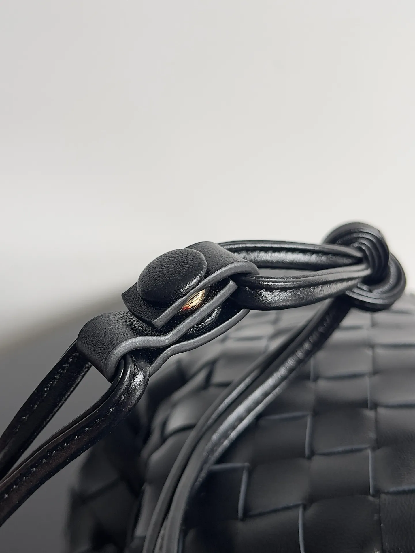 Batch 1560 Armpit bags have become a fashionable item that every girl has in their hands in recent years🛍️. The elegant and simple style has won the love of many people of different ages. However, there is an unavoidable trouble with armpit bags, that is, the capacity is too small, and BOTTEGA VENETA’s new Dustbag Considering people's travel needs, the capacity of garbage bags has been greatly upgraded. Folding umbrellas, water cups, and girls' makeup powder and lipstick can all be accommodated. It is very light and resistant to dirt. Even if you have a lot of things when traveling, it can reduce the burden to a certain extent. The shoulder straps are buckled and can be changed at will. It can be used for hand holding or as the liner of a large bag. After the drawstring is drawn, it looks like a cloud bag. It is very suitable for concave styling when traveling in summer🙋🏻‍♀️ Style number: 796728 Size: 32*23*1cm